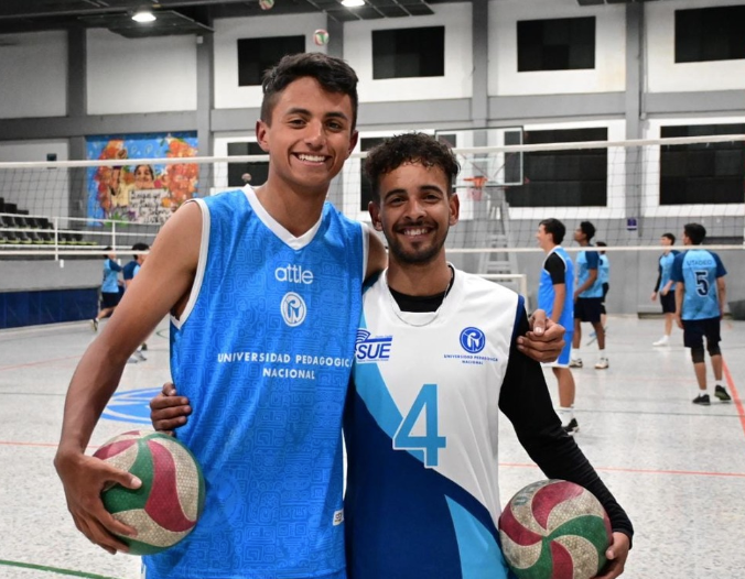 Fotografía de estudiantes del equipo de voleyball con el informe institucional